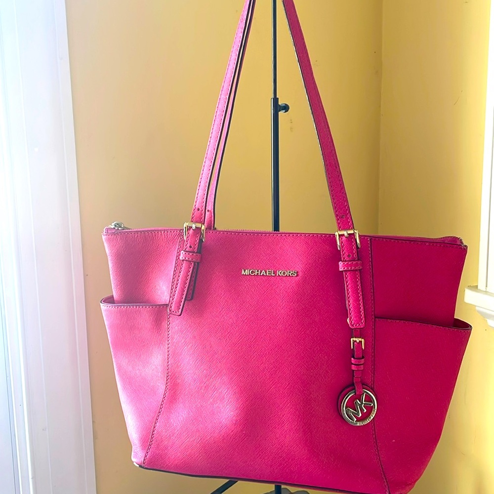 💕Michael Kors Pink Shoulder Strap Leather Med Purse -